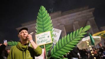 kiffen vor brandenburger tor - hunderte feiern legalisierung