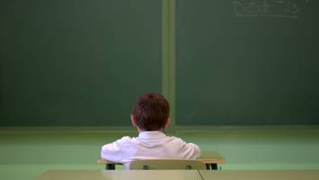 mitschülerin belästigt - neunjähriger grundschüler kassiert einstweilige verfügung mitten im unterricht