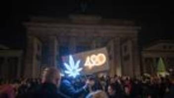 berlin: hunderte feiern cannabislegalisierung am brandenburger tor