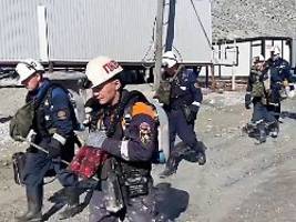 13 bergleute verschüttet: helfer stellen suche in russischer goldmine ein