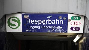 Fahrgast zeigt im S-Bahnhof Reeperbahn Hitlergruß