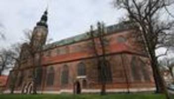 kunst: neue fenster in caspar david friedrichs taufkirche