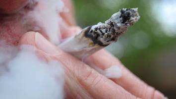 cannabis: experte hält gefahr durch passivrauchen für gering