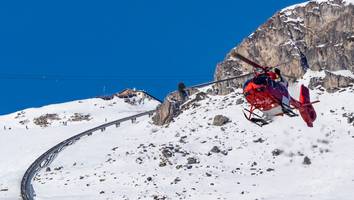 beim heliskiing  - hubschrauber stürzt in den schweizer alpen ab - drei tote