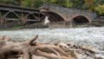 verkehr: für wiederaufbau: eisenbahnbrücken in rech werden abgerissen