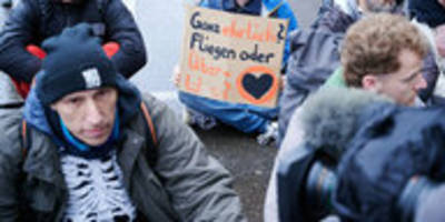 hungerstreik vor dem kanzleramt: streiken, bis der arzt kommt