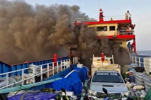 thailand: passagierfähre zur urlaubsinsel koh tao brennt