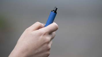 kindeswohlgefährdung - „schockierend“: frauen, die kind beim e-zigarette-dampfen filmen, angeklagt