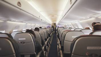 ungebetene annäherung an board - schlafende frau im flugzeug belästigt – klage gegen airline und ex-mitarbeiter