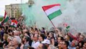 ungarn: großdemonstration in budapest gegen viktor orbán