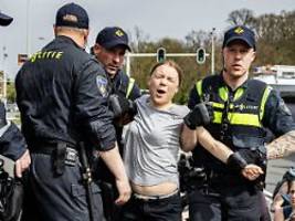 bei protest in den haag: polizei führt klimaaktivistin thunberg ab