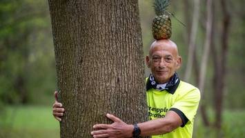 Mann will Halbmarathon mit Ananas auf dem Kopf absolvieren