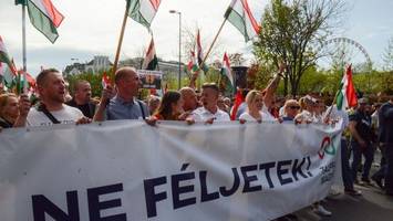 massenprotest in budapest gegen orban