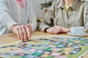 soziale aktivitäten halten menschen im pflegeheim geistig fit