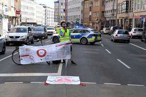 blockaden für verkehrswende in augsburg: aktivisten feiern jubiläum