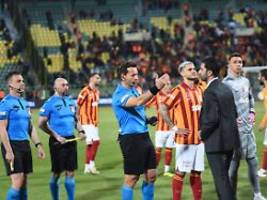 fenerbahçe gegen galatasaray: türkischer supercup endet skandalös mit abbruch nach sekunden