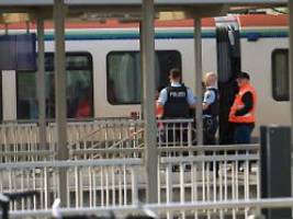 Opfer ist schwer verletzt: Angreifer verletzt Zug-Passagier mit Messer