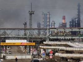 ukraine greift Ölraffinerien an: moskau bittet kasachstan um hilfe bei benzin-mangel