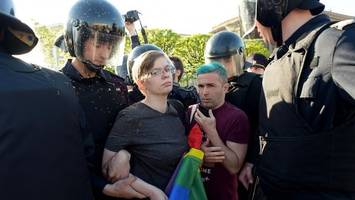 Putins Krieg gegen LGBTQ: „Wo ist denn dein Penis?“
