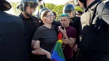 Putins Krieg gegen LGBTQ: „Wo ist denn dein Penis?“