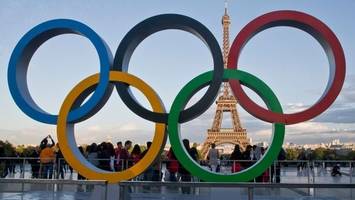 Olympische Ringe werden auf Eiffelturm montiert