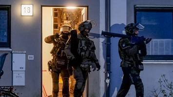 SEK stürmt Hamburger Wohnungen und sichert Drogenfahndern Zugang