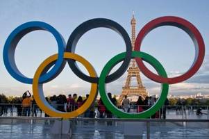olympische ringe werden auf eiffelturm montiert