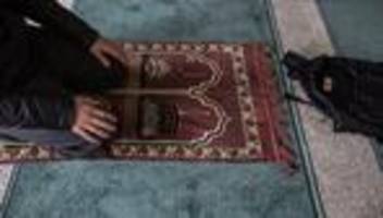 brauchtum: muslime beten gemeinsam zum ende des fastenmonats ramadan