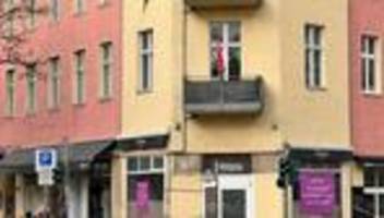 Feuerwehreinsatz: Risse an Fassade von Schöneberger Wohnhaus: Einsturzgefahr