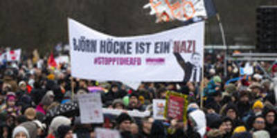 beamte zogen höcke-plakate ein: nachhilfe für berliner polizei