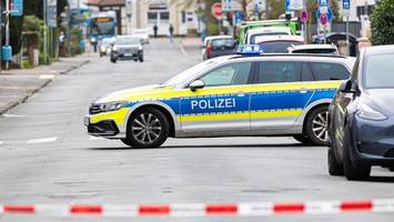 nienburg: polizist hat wohl stiche mit schild abgewehrt