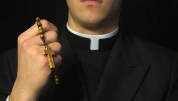 ein mann kollabierte  - polnischer priester nach verdrogter sex-orgie verurteilt