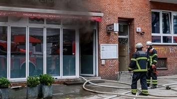 Brand in Pizzeria – Wohnhaus evakuiert, Straße gesperrt