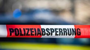 Passanten finden tote Frau in Bach: Polizei ermittelt