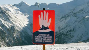 zwei personen verletzt geborgen  - gewaltige lawine in Ötztaler alpen tötet zwei wintersportler