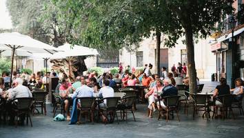 „Absolut frustrierend“  - Touristin muss 10 Euro extra zahlen, weil sie im Lokal in der Sonne sitzen will