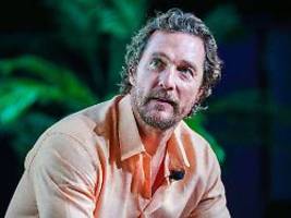 Nun, ich lebe noch: Matthew McConaughey scherzt über Sexiest Man Alive