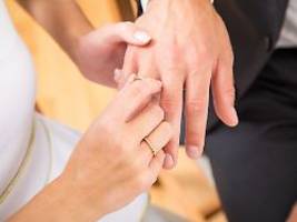 Umstrittener Steuervorteil: Ehegattensplitting: Wer spart, wie funktioniert's?