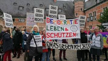 AfD im Schloss Reinbek – Omas gegen rechts bilden Spalier