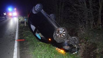 Unfall: Kia-Fahrer überschlägt sich und landet im Graben