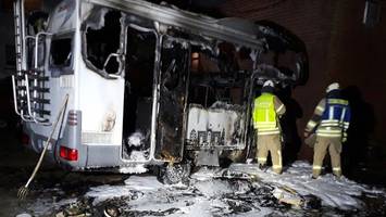 wohnmobil steht in flammen: schlafender mann schwer verletzt