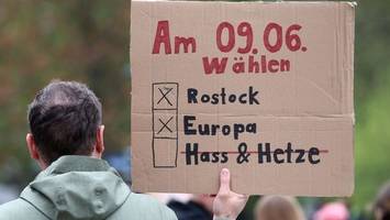 Hunderte demonstrieren in Rostock gegen einen AfD-Infostand