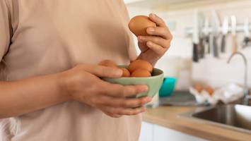 bauer kündigt an - darum verschwinden braune eier bald aus dem supermarkt