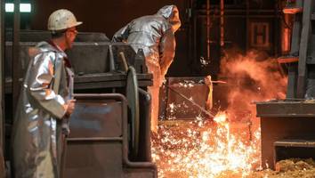 deutschlands größter stahlhersteller - thyssenkrupp steel plant produktionskürzungen - arbeitsplätze in gefahr