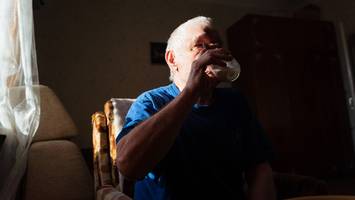 „Jünger, schöner, reicher als du“ - Rentnerin (82) beichtet im Streit nach 63 Jahren Seitensprung, Ehemann sticht zu