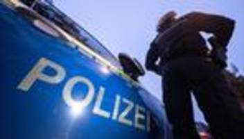 Dahme-Spreewald: Auto gerät nach Zusammenstoß mit Zug in Brand: Mensch tot
