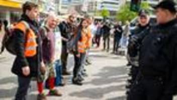 demonstration: letzte generation blockiert straße am bahnhof altona