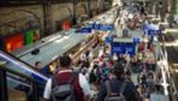 Mobilität: Schimpfen und fahren - Menschen wieder mehr im Zug unterwegs