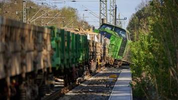 Entgleiste Lok: Bahnstrecke bis Mittwoch gesperrt