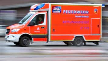 pkw rammt rettungswagen im einsatz – fünf menschen verletzt